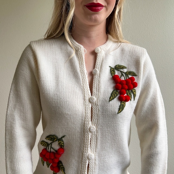 Adorable Vintage 1950s White Wool Cardigan With Red Berries (S/M) - Picture 3 of 12